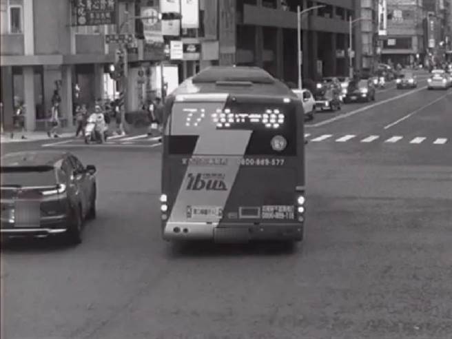 高雄一辆公车违规左转急切，险先与后方车辆擦撞。（警方提供／任义宇高雄传真）