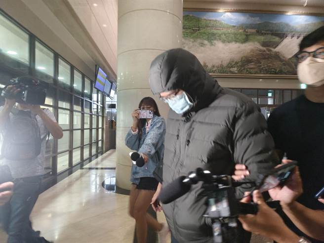 农业粉专「Lin Bay好油」版主林裕纮涉嫌自导自演恐吓案，他7日清晨从维也纳搭机返台，今天中午到桃园地检署复讯，检方向法院声请羁押。（赖佑维摄）
