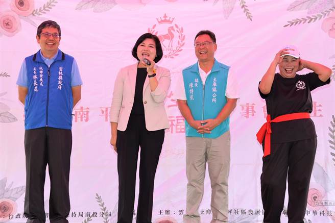 云林县土库镇南平社区7日举办农村体验活动，云林县长张丽善（左二）推广低碳慢活。（云林县政府提供／张朝欣云林传真）