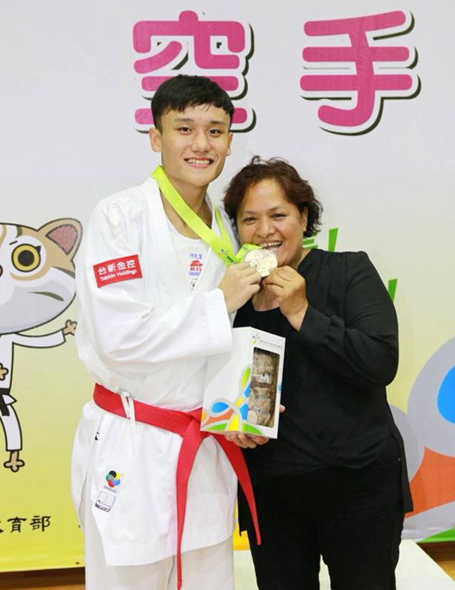 石政中（左）在杭州亞運銅牌戰不敵土庫曼選手，與獎牌擦身而過。（中時資料照）