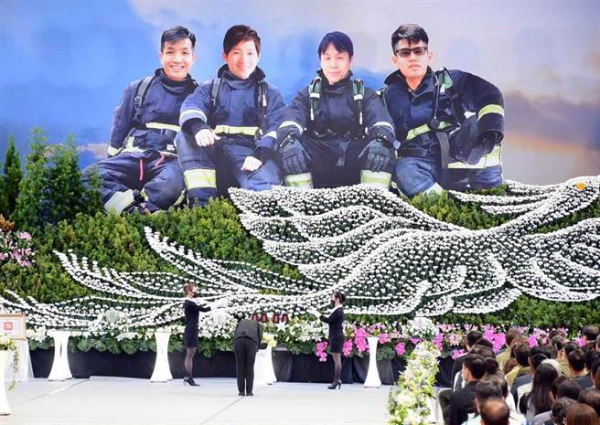 蔡英文總統昨日參與明揚大火4名罹難勇消公祭，強調政院會與各界討論消防政策和管理機制。(林和生攝)