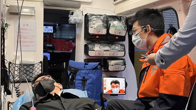 台北市消防局是全台第一个消防单位运用5G远距传输科技，应用于紧急救护工作上。（图／消防局提供）