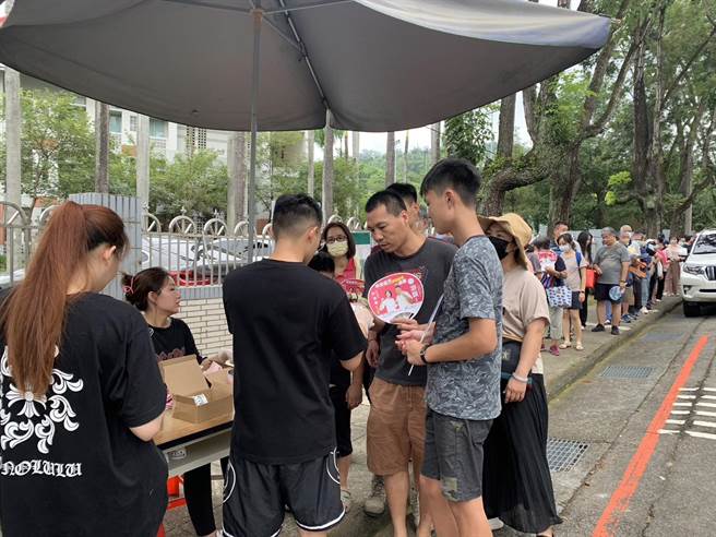 一早就有民眾大排长龙要购买具纪念价值又可拿着四处品茶的2023世界茶博纪念环保杯。曾雪蒨摄