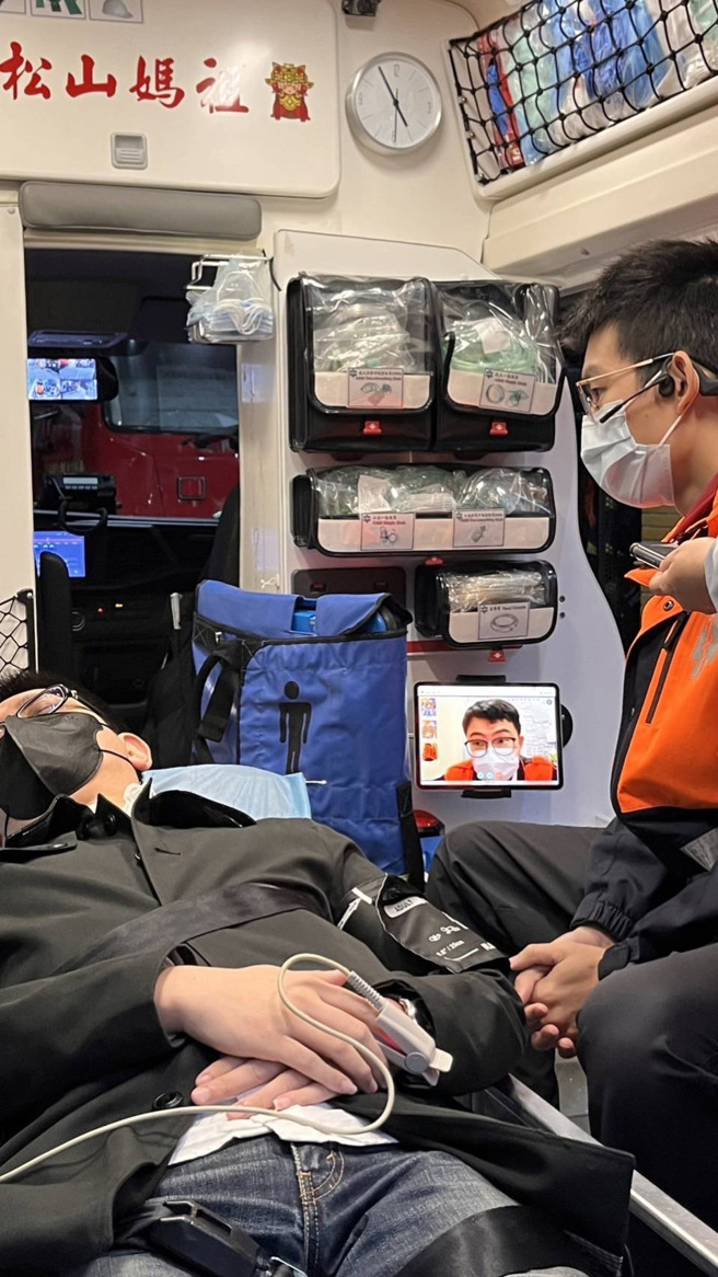 台北市消防局是全台第一个消防单位运用5G远距传输科技，应用于紧急救护工作上。（图／消防局提供）