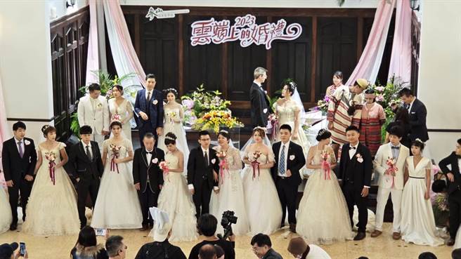 交通部观光署参山国家风景区管理处主办的「2023云端上的婚礼」7日在梨山耶稣堂隆重举行，来自国内外12对新人在全台海拔最高的教堂完成浪漫的云端上婚礼。（参山处提供／冯惠宜台中传真）