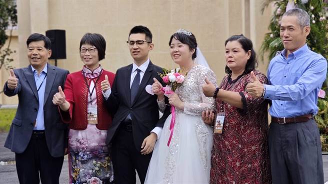 参山国家风景区管理处7日举办「2023云端上的婚礼」来自来自浙江的重度视障者金希与在南投担任社工詹凯茹也在眾人祝福下完成终身大事。（参山处提供／冯惠宜台中传真）