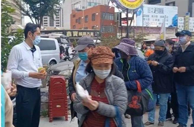 运彩公会2023年3月世界棒球经典赛，台湾队获胜，直接在公会门前广场放送500份免费鸡排，半小时内就送光光。（运彩公会提供／冯惠宜台中传真）