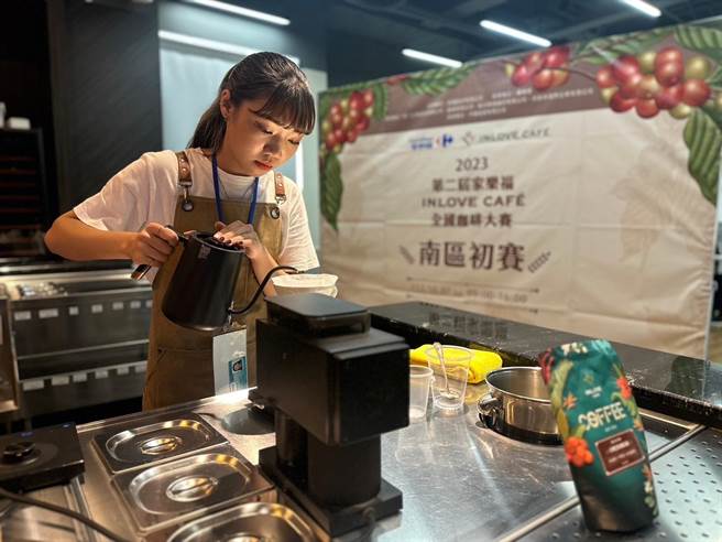 第二届家乐福全国咖啡大赛，选手皆倾全力，一展长才。（翻摄照片／洪靖宜高雄传真）