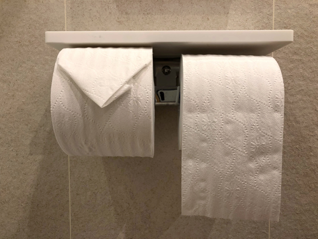 澳洲一名屋主在浴室发现一条蟒蛇，蜷缩在卫生纸架上休息。(示意图/达志影像)