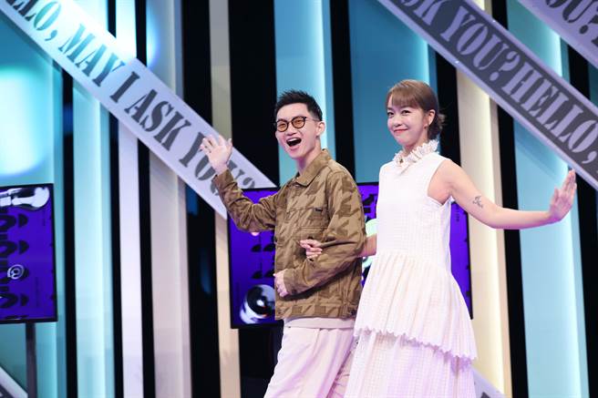 大霈（李霈瑜）（右）、视网膜主持的政治类谈话性节目《哈啰！你给问吗？》今天举办棚内採访记者会。（公视提供）