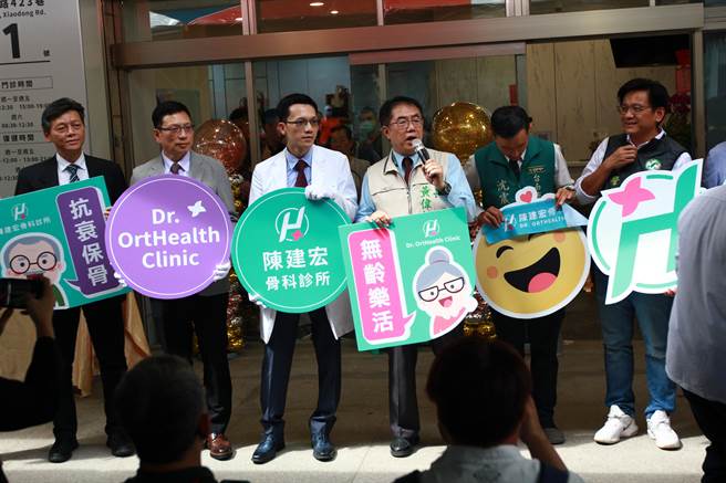 台南市长黄伟哲（左四）7日到北区一家新开业的骨科诊所，乐见医师陈建宏（左三）除了看病还兼作社区卫教。（程炳璋摄）