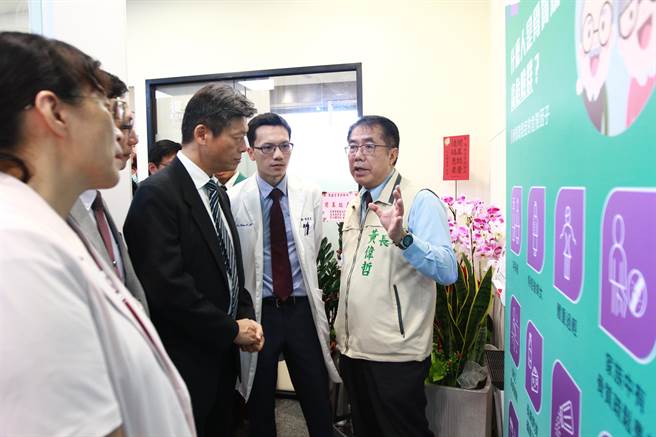 台南市长黄伟哲（右一）7日到北区一家新开业的骨科诊所参观设备，乐见医师陈建宏（右二）成为社区医疗网的生力军。（程炳璋摄）