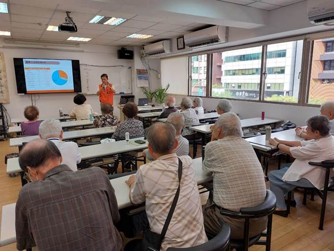 大安分局到玉兰庄进行防诈宣讲，希望能让长者避免被骗。(翻摄照片／林郁平台北传真）