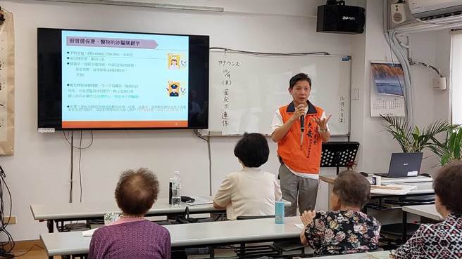 大安分局到玉兰庄进行防诈宣讲，希望能让长者避免被骗。(翻摄照片／林郁平台北传真）