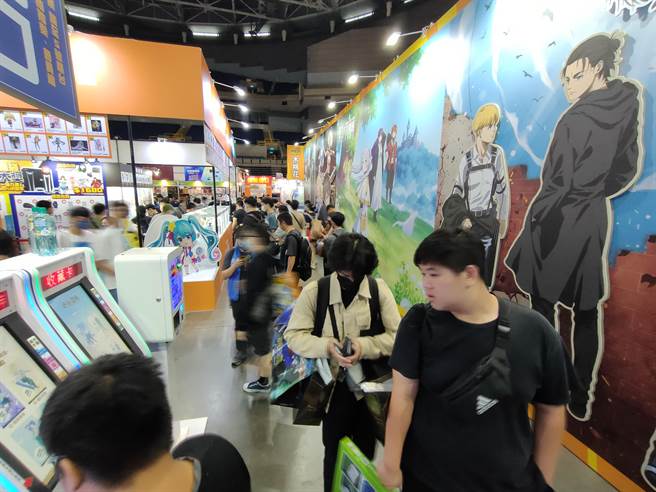 第4届高雄国际动漫节即起到9日在巨蛋登场，集结了出版、动画、VTuber、玩具、卡牌桌游及周边相关业者共襄盛举，数万动漫迷塞爆会场。（柯宗纬摄）