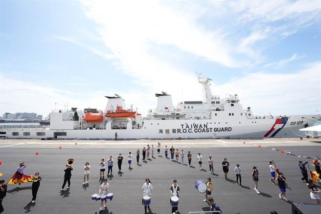 今天下午高雄女中仪队、高雄高商乐旗队已提前至7号码头进行踩点及彩排，学生互相加油打气，希望在明天能有最完美表现。（高市府提供）