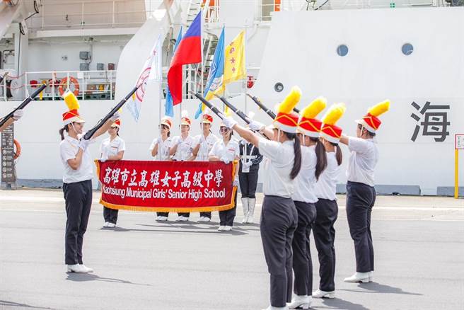 今天下午高雄女中仪队、高雄高商乐旗队已提前至7号码头进行踩点及彩排，学生互相加油打气，希望在明天能有最完美表现。（高市府提供）