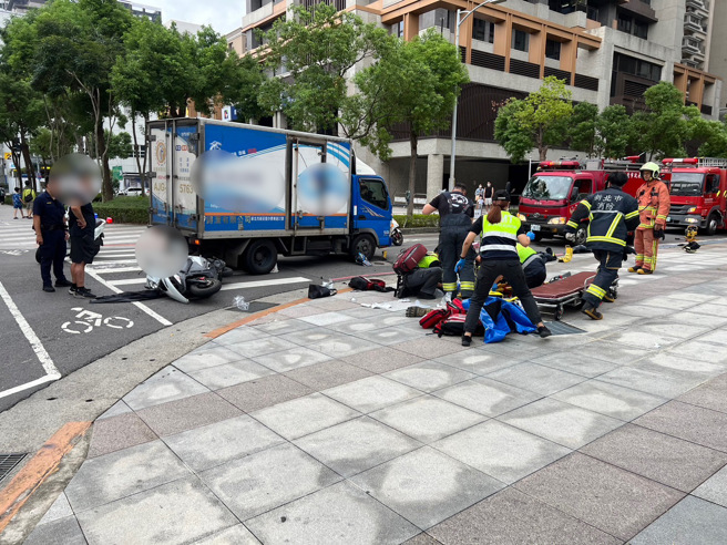 今（7）日下午15时许，新北市新庄区思源路230巷发生一起交通事故。（图／警方提供）