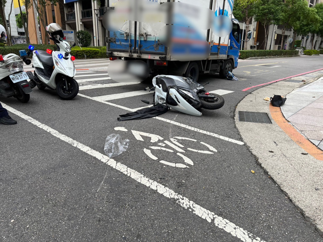 今（7）日下午15时许，新北市新庄区思源路230巷发生一起交通事故。（图／警方提供）