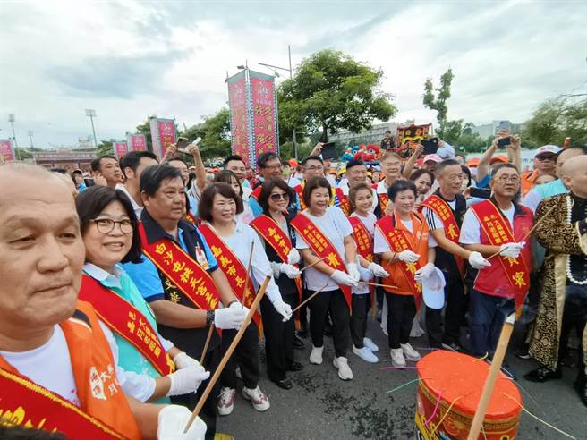 嘉义市长黄敏惠、议长陈姿妏、大福兴宫主委曾东本等人点起马炮。（廖素慧摄）
