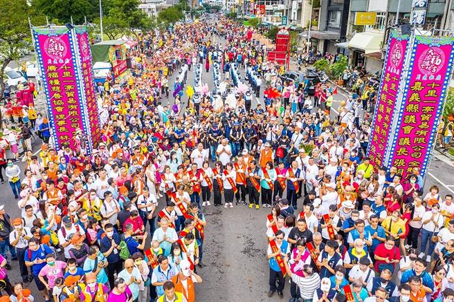 嘉义市长黄敏惠及满满信眾迎请妈祖銮轿。（嘉义市政府提供／廖素慧嘉市传真）