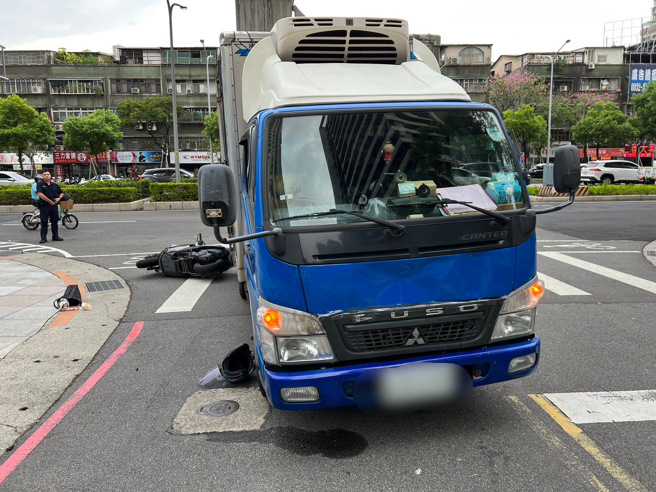 今（7）日下午15时许，新北市新庄区思源路230巷发生一起交通事故。（图／警方提供）