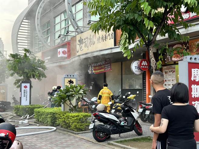 高雄三民区澄清路上一处烧肉店冒出大量浓烟，一名员工逃生过程轻微呛伤，警消到场抢救中。（民眾提供／任义宇高雄传真）