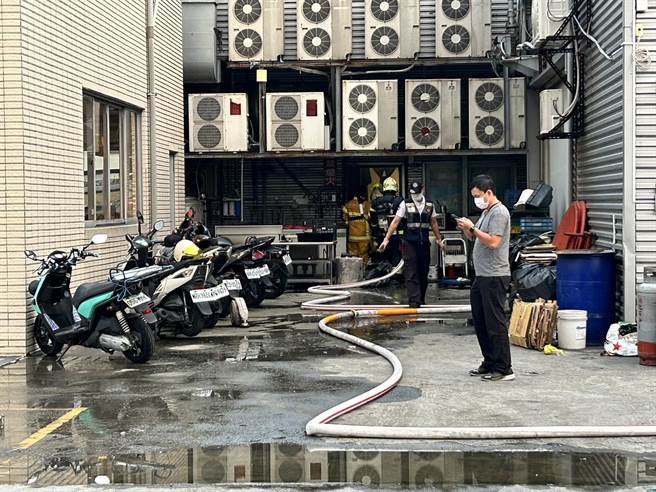 高雄三民区澄清路上一处烧肉店传火警，消防局到场布设水线抢救中。（民眾提供／任义宇高雄传真）