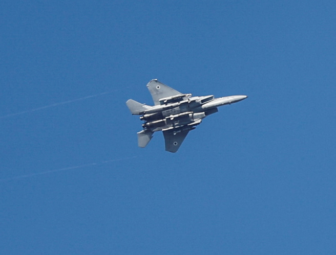 202 年10月7日，一架以色列F-15向加萨走廊发发动空袭。（路透社）