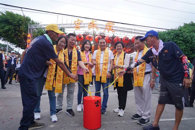 锺馗文化祭由水尾震威宫主办，从10月7日至9日，为期3天2夜的夜巡遶境活动，侯友宜（右4）在彰化县长王惠美（右3）、震威宫主委锺德顺（左3）、立委谢衣鳯（左4）等人的陪同下到现场团拜。（吴建辉摄）
