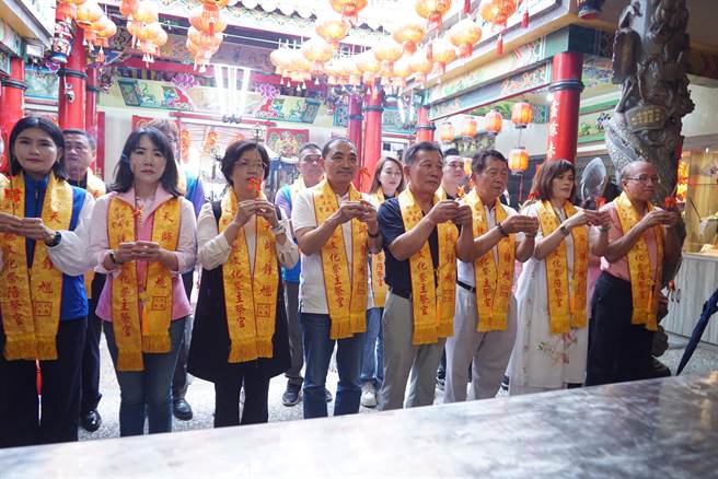 国民党总统参选人侯友宜今下午5点现身彰化县溪州乡，参加由水尾震威宫主办的「锺馗文化祭」起驾遶境仪式。（吴建辉摄）