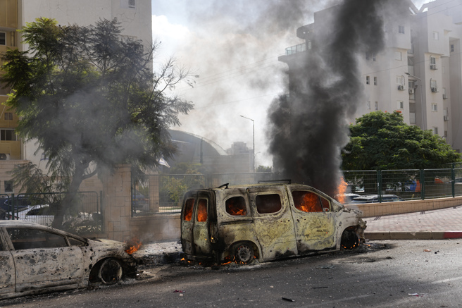 巴勒斯坦武装份子「哈玛斯」（Hamas）今（7）日突然对以色列发动攻击，传出至少有一团17人的台湾旅行团受困当地。（图／AP）