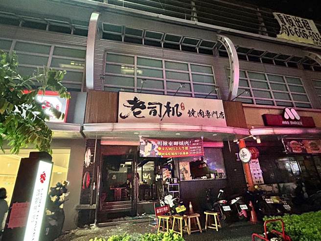 高雄三民区澄清路上烧肉店7日傍晚发生火警，一名员工呛伤，店长说有客人烧肉时火过大窜进抽油烟设备导致。（民眾提供／任义宇高雄传真）