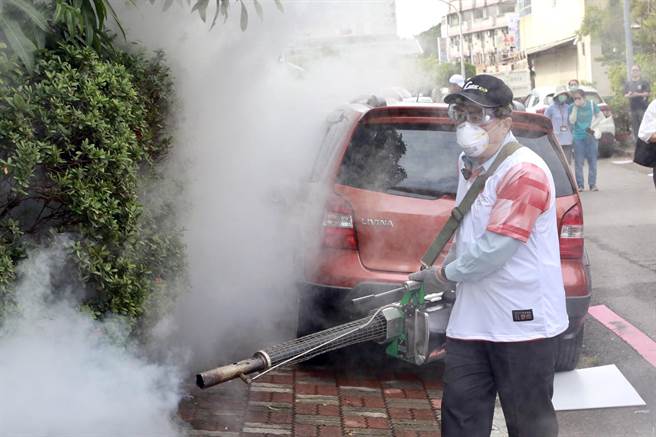 台南市長黃偉哲今天前往南區慰勞環保志工時，再度背起重達20公斤的噴藥機器，加入化學噴藥的行列。（市府提供／洪榮志台南傳真）