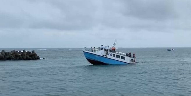 澎湖「白沙之星」交通船，7日中午疑因闪避货轮，不慎撞上海上指示标的浅礁，所幸船上仅有4名船员，并无乘客，包括消防局与友船等在旁协助，慢速拖带就近至吉贝渔港检修。（澎湖第七巡队提供）