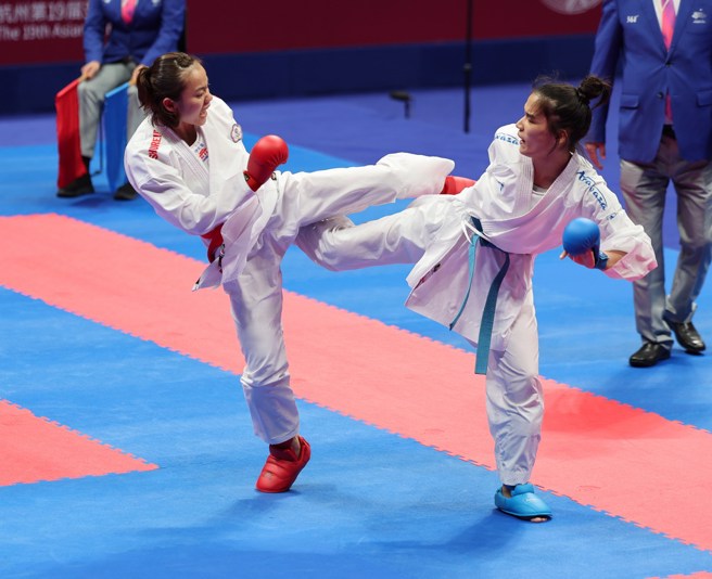 辜翠萍(左)拿下杭州亚运空手道女子55公斤级银牌。(中华奥会提供)