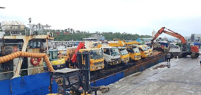 台东兰屿开元港百余艘船只翻覆、沉没，10日前开放民眾自行打捞，11日起由台东县农业处委外进行水面上下清理作业，预计10天内清除完毕。（台东县政府提供／萧嘉蕙台东传真）