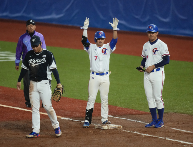 郑宗哲（右2）连续2打席敲安上垒。（中华奥会提供）