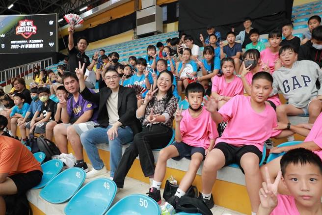 P. LEAGUE职篮热身赛7日在基隆市立体育馆正式开打，基隆市长谢国梁（二排右四）及教育处长刘美兰（二排右三）到场观赛与校队队员们同乐，谢国梁并重申未来引进职篮进驻的决心。（基隆市政府提供／徐佑升基隆传真）