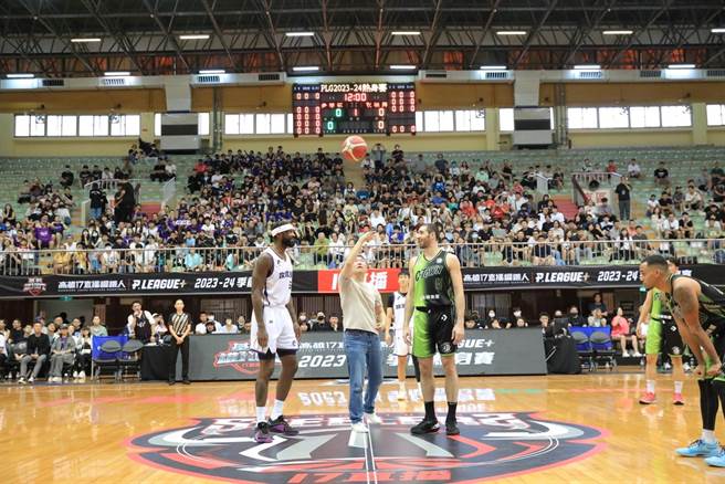 P. LEAGUE职篮热身赛7日在基隆市立体育馆正式开打，基隆市长谢国梁（中）亲自开球。（基隆市政府提供／徐佑升基隆传真）