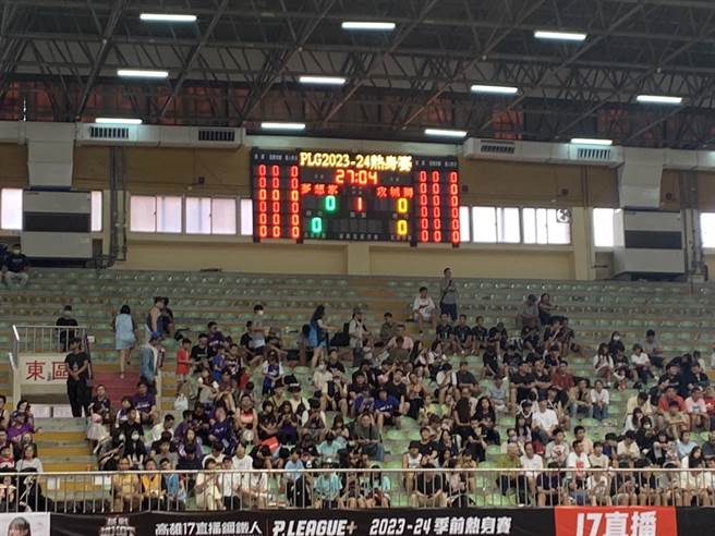 P. LEAGUE职篮热身赛7日在基隆市立体育馆正式开打，现场有许多民眾与校队同学观赛，相当热闹。（徐佑升摄）