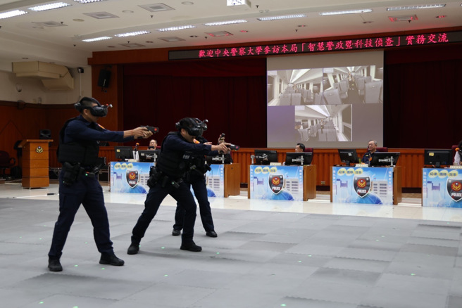 警察大学教授亲身体验警政署最新配置XR警勤训练系统。（照片 / 新北市警察局提供）