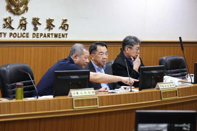 左起新北警局长廖训诚、警大校长杨源明、警大教务长蔡田木。（照片 / 新北市警察局提供）