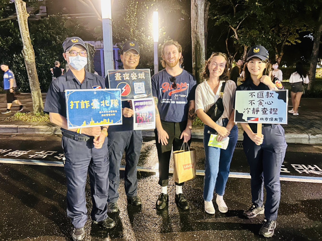 臺北市保安警察大队与外国朋友进行犯罪预防宣导。(北市保大提供)