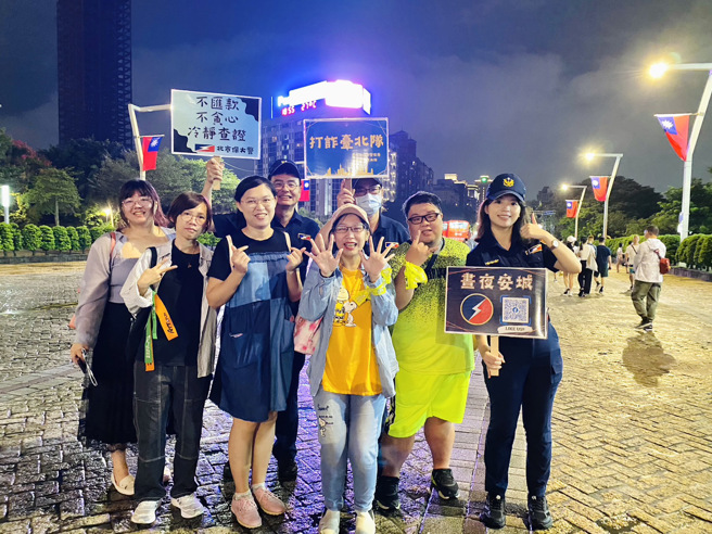 臺北市保安警察大队与市民朋友进行犯罪预防宣导。(北市保安大队提供)