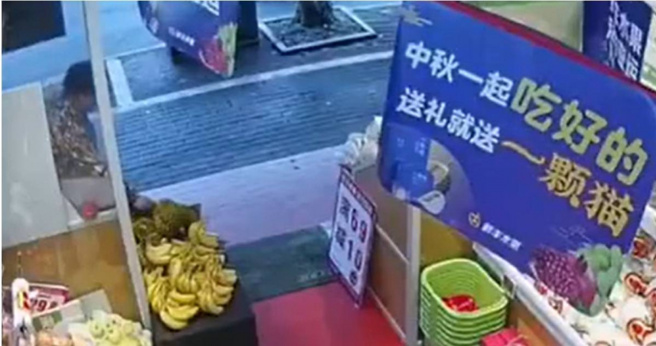 短髮大妈趁老板去仓库搬东西，竟偷走摆放在门口的榴莲。（图／翻摄微博农民频道）