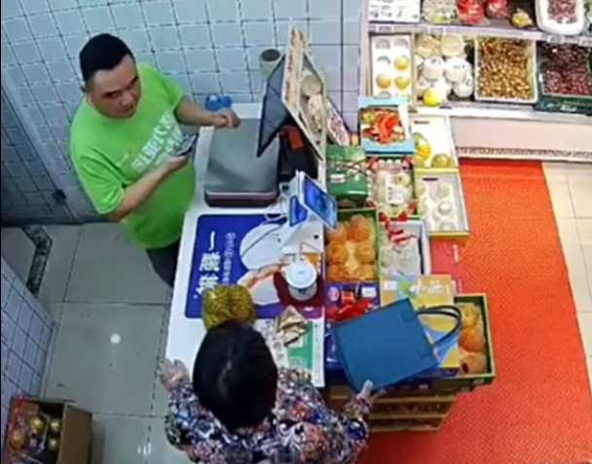 店家要求大妈出示收据和提供付款记录。（图／翻摄微博农民频道）