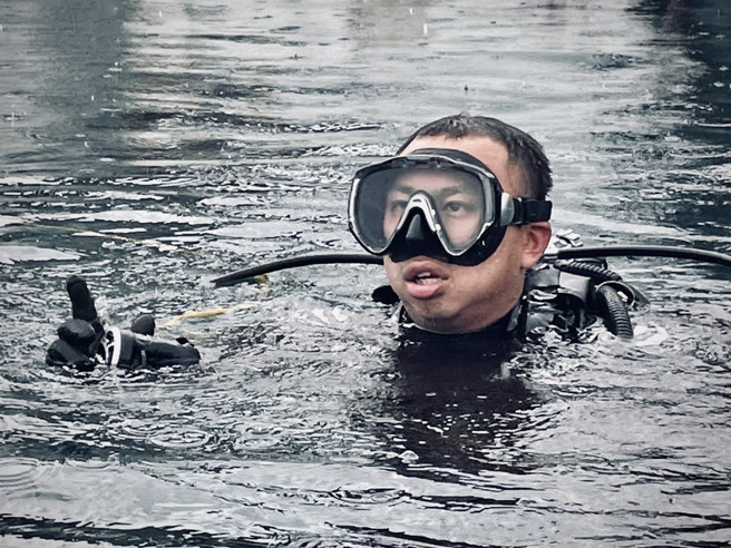 潛水員執行覆艇、水面障礙清除與拖帶作業。(海軍司令部提供)