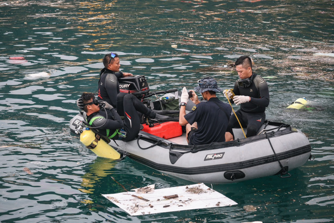 潛水員執行覆艇、水面障礙清除與拖帶作業。(海軍司令部提供)