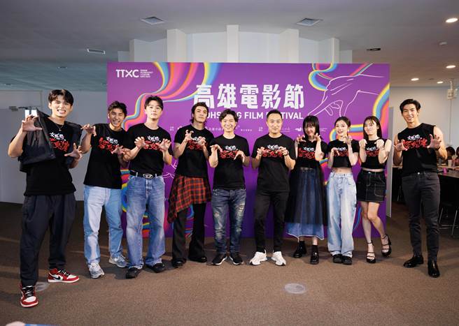 王品澔（左起）、胡释安、施柏宇、林哲熹、监制郝柏翔、导演奚岳隆、王渝萱、詹子萱、席惟伦、王肇纬出席《女鬼桥2：怨鬼楼》在雄影的首映。（高雄电影节提供）